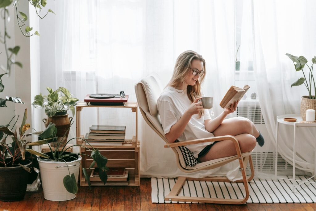 Mulher lendo livro em um ambiente relaxante